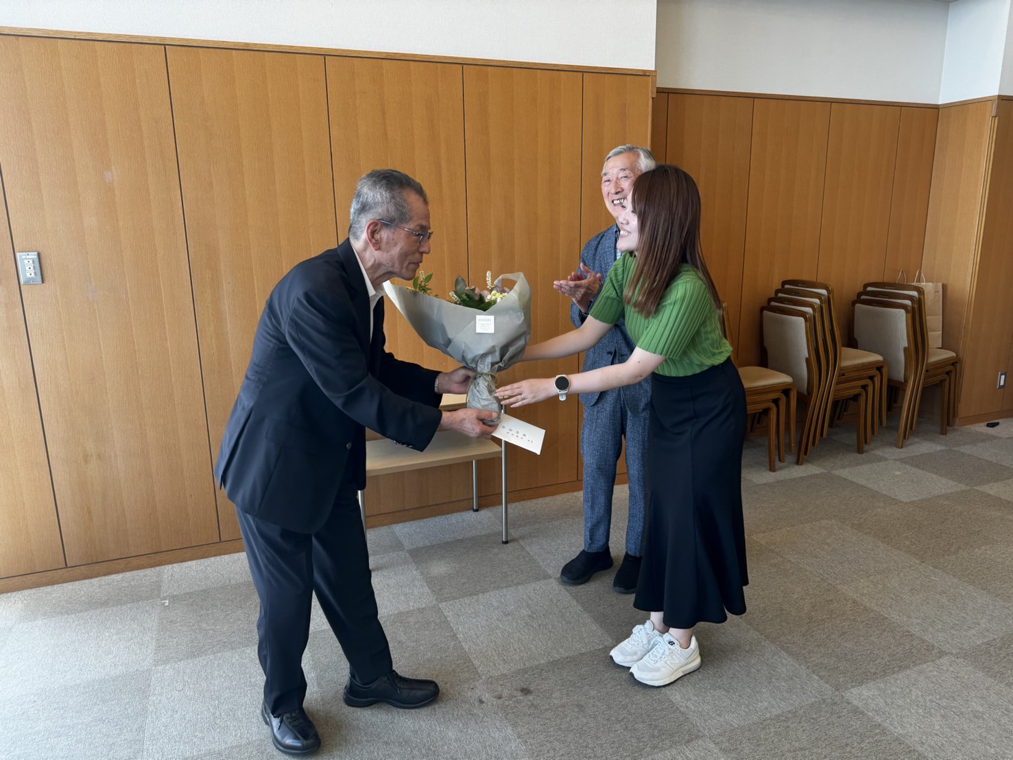 関村氏花束贈呈